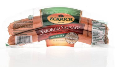 Winneconne, WI -23 Nisan 2022: Bir paket Echrich izole edilmiş arka planda tütsülenmiş sosis