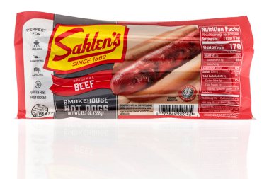 Winneconne, WI -23 Nisan 2022: Sahlens 'in özgün et tütsüleme sosislisi paketi izole edilmiş arka planda.