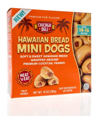 Winneconne, WI -23 Nisan 2022: İzole edilmiş arka planda bir paket Chicago Deli Hawaii Ekmek Mini Köpeği