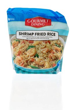 Winneconne, WI -23 Nisan 2022: İzole edilmiş bir arka planda gurme karides karidesi paketi