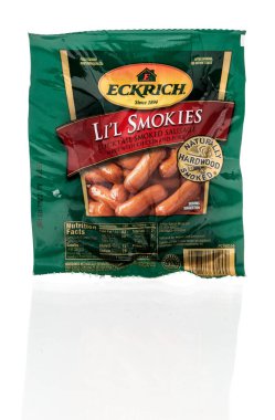 Winneconne, WI -23 Nisan 2022: Bir paket Echrich Lil sosisi izole edilmiş arka planda tütsülenmiş sosis