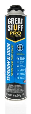 Winneconne, WI -23 Nisan 2022: İzole edilmiş bir arkaplanda bir kutu profesyonel sprey köpük dolgu maddesi