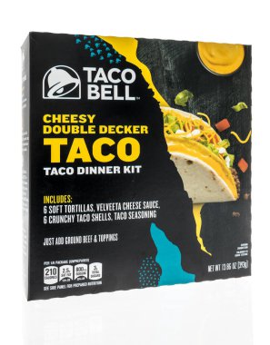 Winneconne, WI -23 Nisan 2022: İzole bir arka planda bir paket Taco Bell peynirli, çift katlı taco yemek seti