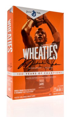 Winneconne, WI -1 Mayıs 2022: İzole edilmiş bir arka planda Michael Jordan 'ın yer aldığı General Mills Wheaties paketi