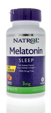 Winneconne, WI -23 Nisan 2022: İzole bir zemin üzerinde bir paket Natrol melatonin uyku hapları