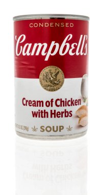 Winneconne, WI -23 Nisan 2022: İzole edilmiş bir zemin üzerinde yoğunlaştırılmış sebzeli tavuk konservesi kreması