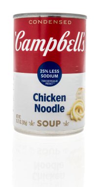 Winneconne, WI -23 Nisan 2022: Bir kutu Campbell tavuklu şehriyeli, izole edilmiş arka planda sodyum yoğunlaştırılmış çorba