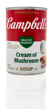 Winneconne, WI -23 Nisan 2022: Bir kutu Campbell kremalı mantar çorbası izole bir zemin üzerinde yoğunlaştırılmış