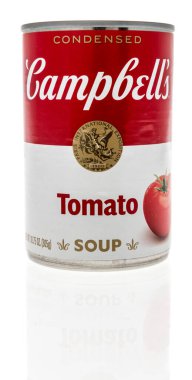 Winneconne, WI -23 Nisan 2022: Bir kutu Campbell Domates çorbası izole bir zemin üzerinde yoğunlaştırılmış