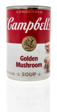 Winneconne, WI -23 Nisan 2022: Bir kutu Campbell altın mantarı izole bir zemin üzerinde yoğunlaştırılmış çorba