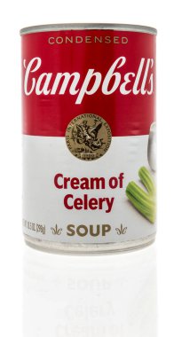 Winneconne, WI -23 Nisan 2022: Bir kutu Campbell kremalı kereviz çorbası izole bir zemin üzerinde yoğunlaştırılmış