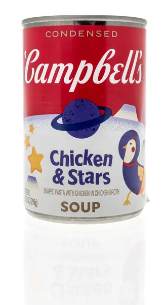 2022年4月23日 一罐坎贝尔鸡和星星在孤立的背景下凝结成的汤 — 图库照片