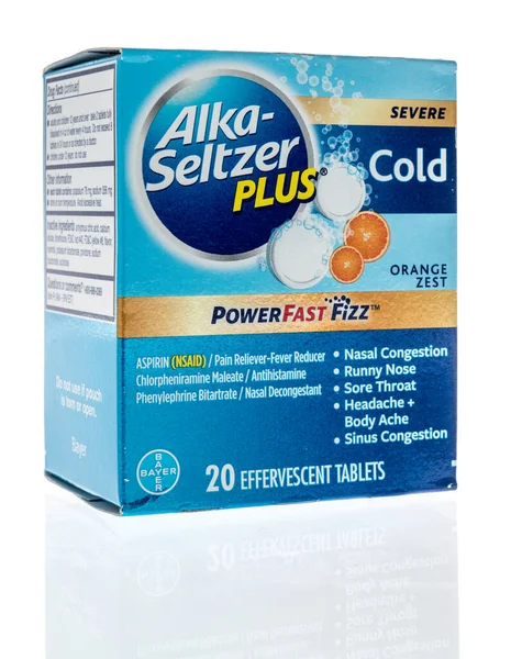 Winneconne, WI -23 Nisan 2022: Bir paket Alka Seltzer artı ağır soğuk portakal suyu enerjisi izole edilmiş arka planda hızlı foz effervescnet tabletleri