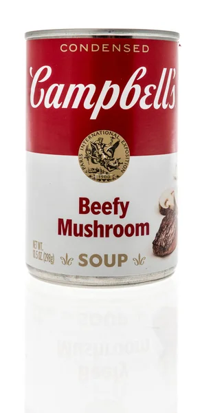 Winneconne April 2022 Can Campbells Beefy Mushroom Condensed Soup Isolated — 图库照片