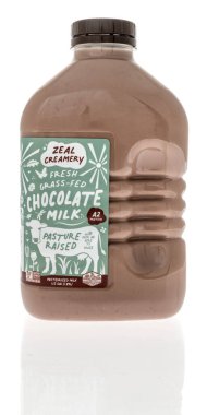 Winneconne, WI -1 Mayıs 2022: Bir şişe Zeal sütlük taze ot izole bir zemin üzerinde çikolatalı sütle beslendi