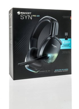 Winneconne, WI - 12 Eylül 22: İzole bir arka planda Roccat Sun hava kablosuz oyun kulaklığı paketi.