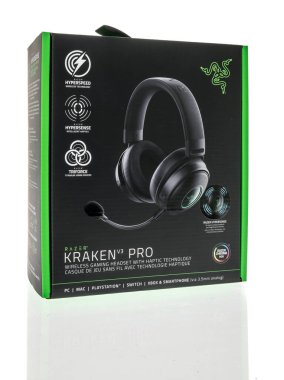 Winneconne, WI - 12 Eylül 22: İzole edilmiş arka planda bir Razer Kraken V3 profesyonel kablosuz oyun kulaklığı paketi.