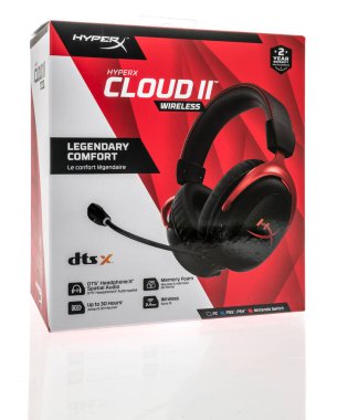 Winneconne, WI - 12 Eylül 22: İzole edilmiş bir arkaplanda Hyperx Cloud 2 kablosuz oyun kulaklığı paketi.
