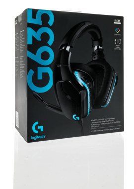 Winneconne, WI - 12 Eylül 22: Logitech G635 'in izole edilmiş arka planda bulunan bir oyun kulaklığı paketi.