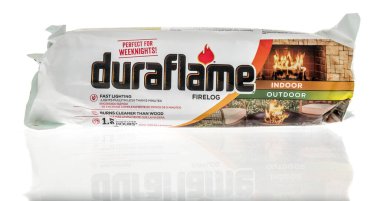 Winneconne, WI - 10 Temmuz 22: İzole bir arka planda kapalı ve açık hava kullanımı için Duraflame firelog paketi.