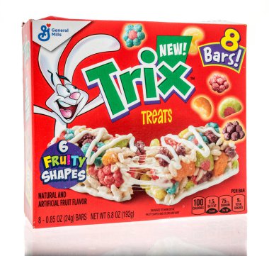 Winneconne, WI - 5 Temmuz 2022: İzole edilmiş bir arkaplanda bir paket Twix çikolatası ikram ediliyor.