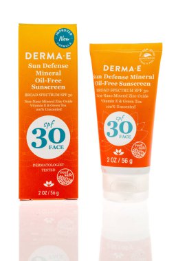 Winneconne, WI - 5 Temmuz 2022: İzole edilmiş bir arkaplanda Derma E güneş savunma madeni petrolsüz güneş kremi paketi.