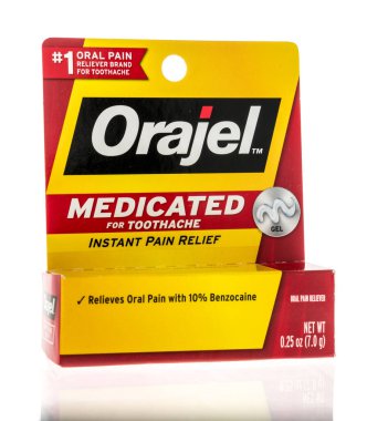 Winneconne, WI - 5 Temmuz 2022: İzole edilmiş bir arkaplanda diş ağrısı için anında ağrı kesici içeren Orajel paketi.
