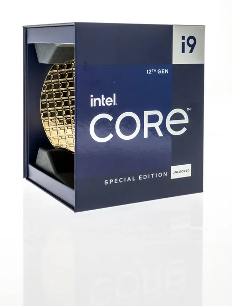 Winneconne 6月22日 分離された背景にインテルのコア12代目特殊エディションのパッケージは 12900K Cpuプロセッサのロックを解除 — ストック写真