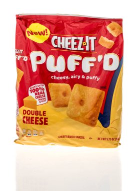 Winneconne, WI - 18 Eylül 2022: Bir paket Cheez Cheesey, airy ve pofuduk atıştırmalıklar izole bir arka planda.