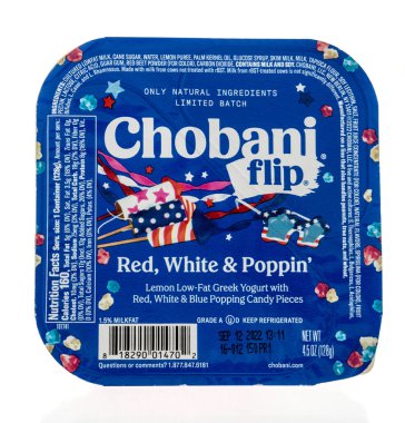Winneconne, WI - 18 Eylül 2022: Bir Chobani paketi izole edilmiş arka planda kırmızı beyaz patlamış Yunan yoğurdu çeviriyor.