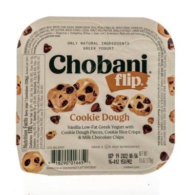 Winneconne, WI - 18 Eylül 2022: Bir paket Chobani kurabiye hamuru yoğurdu izole edilmiş arka planda.