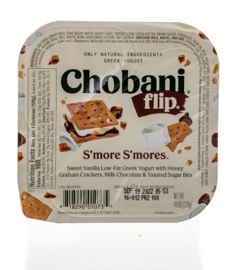 Winneconne, WI - 18 Eylül 2022: Bir paket Chobani, izole edilmiş arka planda smores smores Yunan yoğurdu çeviriyor.