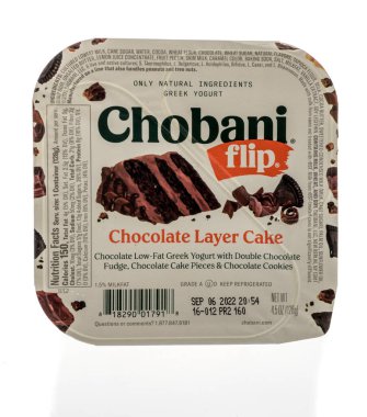 Winneconne, WI - 18 Eylül 2022: Bir paket Chobani çikolatalı kek Yunan yoğurdu izole edilmiş arka planda.