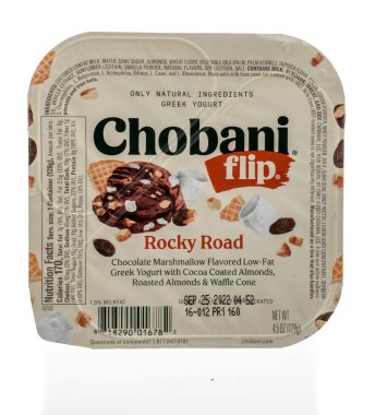 Winneconne, WI - 18 Eylül 2022: Bir paket Chobani izole edilmiş arka planda kayalık yol Yunan yoğurdu.