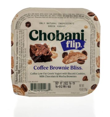 Winneconne, WI - 18 Eylül 2022: Bir paket Chobani kahveli browni saadeti Yunan yoğurdu izole edilmiş arka planda.