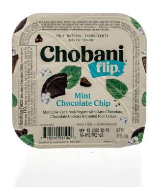 Winneconne, WI - 18 Eylül 2022: Bir paket Chobani naneli naneli Yunan yoğurdu izole edilmiş arka planda.