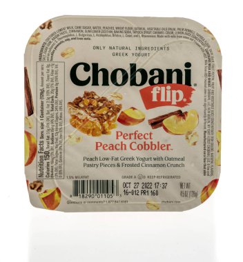 Winneconne, WI - 18 Eylül 2022: Bir paket Chobani izole edilmiş arka planda mükemmel şeftalili tart tartı Yunan yoğurdu.