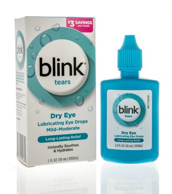 Winneconne, WI - 11 Eylül 2022: Bir Kırpma gözyaşı paketi izole bir arkaplanda göz damlalarını kurutur.