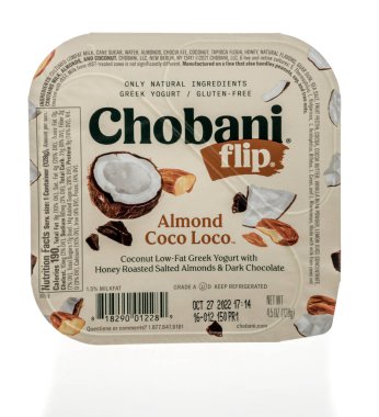 Winneconne, WI - 18 Eylül 2022: Bir paket Chobani Hindistan cevizli Yunan yoğurdu izole edilmiş arka planda..