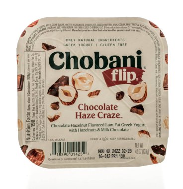 Winneconne, WI - 18 Eylül 2022: Bir paket Chobani, izole edilmiş arka planda çikolatalı sis çılgınlığı Yunan yoğurdu çeviriyor.