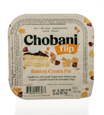 Winneconne, WI - 18 Eylül 2022: Bir paket Chobani izole edilmiş arka planda Boston kremalı turta Yunan yoğurdu.