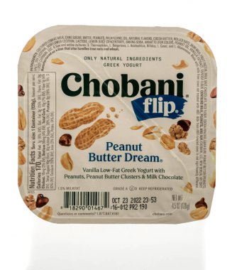 Winneconne, WI - 18 Eylül 2022: Bir paket Chobani fıstık ezmeli rüya Yunan yoğurdu izole edilmiş arka planda.