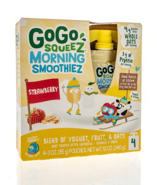 Winneconne, WI - 11 Eylül 2022: Bir gogo squeez paket sabah yoğurt, meyve ve yulaf karışımı izole bir arka planda.