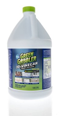 Winneconne, WI - 6 Ağustos 2022: İzole edilmiş arka planda bir şişe yeşil gobbler sirkesi.