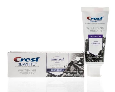 Winneconne, WI - 6 Ağustos 2022: İzole edilmiş bir arkaplanda bir Crest 3 boyutlu beyaz beyazlatma terapisi kömür diş macunu paketi.