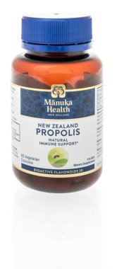 Winneconne, WI - 6 Ağustos 2022: İzole edilmiş bir arka plana bir şişe Manuka Sağlık Yeni Zelanda propolis takviyesi.