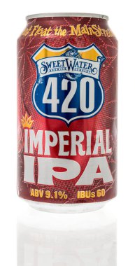 Winneconne, WI - 6 Eylül 2022: Bir kutu Sweet Water 420 Imperial IPA birası izole edilmiş arka planda.