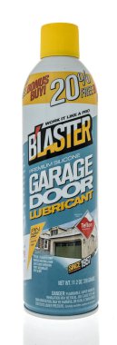 Winneconne, WI - 6 Eylül 2022: İzole edilmiş arka planda bir kutu Blaster garaj kapısı yağı.