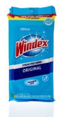 Winneconne, WI - 6 Eylül 2022: İzole edilmiş bir arkaplanda bir Windex silme paketi.