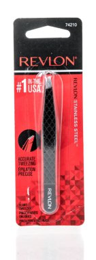 Winneconne, WI - 19 Eylül 2022: İzole edilmiş bir arkaplanda Revlon cımbız paketi.